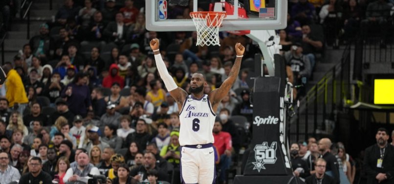 LEBRON RETURNS TO HELP POWER LAKERS TO WIN