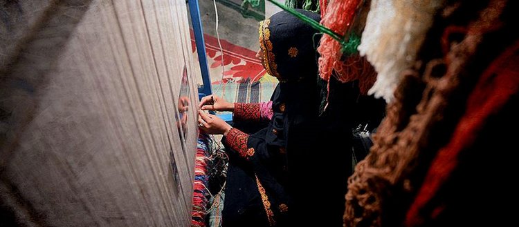 İranlı kadınlar el dokuma halısını yaşatma mücadelesi veriyor