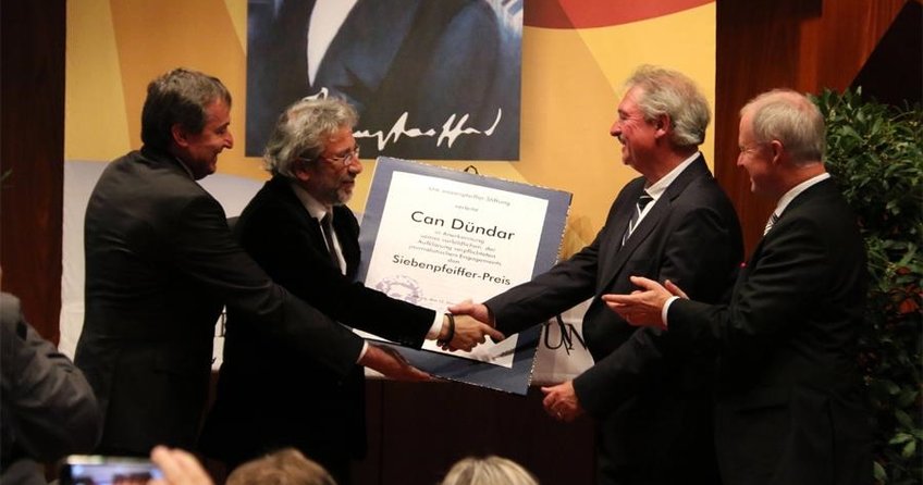 Hain Can Dündar’a ödül yarışı