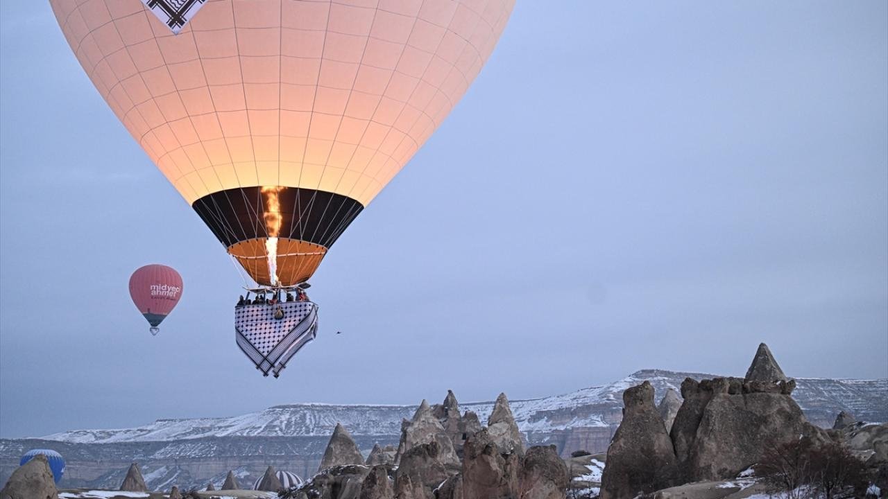 Balon udara pola keffiyeh sebagai bentuk protes atas aksi Genosida di Gaza diterbangkan di Cappadocia Turki. 