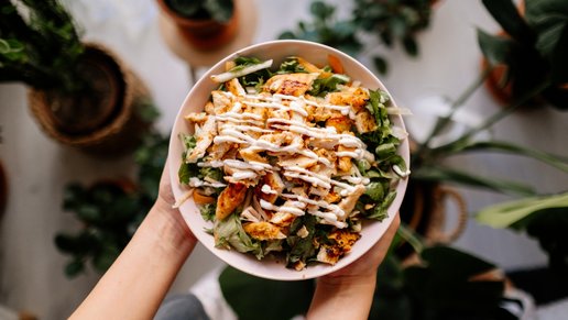 Yoğurtlu tavuklu yaz salatası