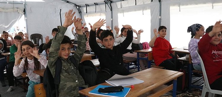 Hatay’daki depremzede öğrenciler prefabrik okulda eğitim alacak
