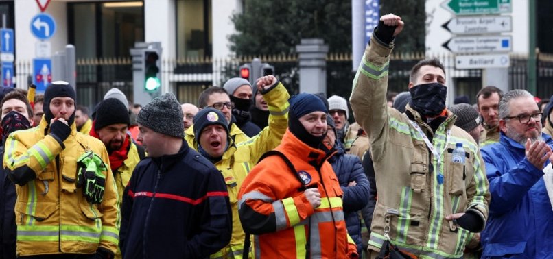 UK FIREFIGHTERS OVERWHELMINGLY VOTE FOR STRIKE ACTION