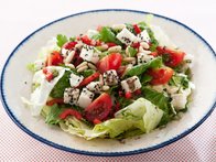 Baharat Soslu Peynirli Salata
