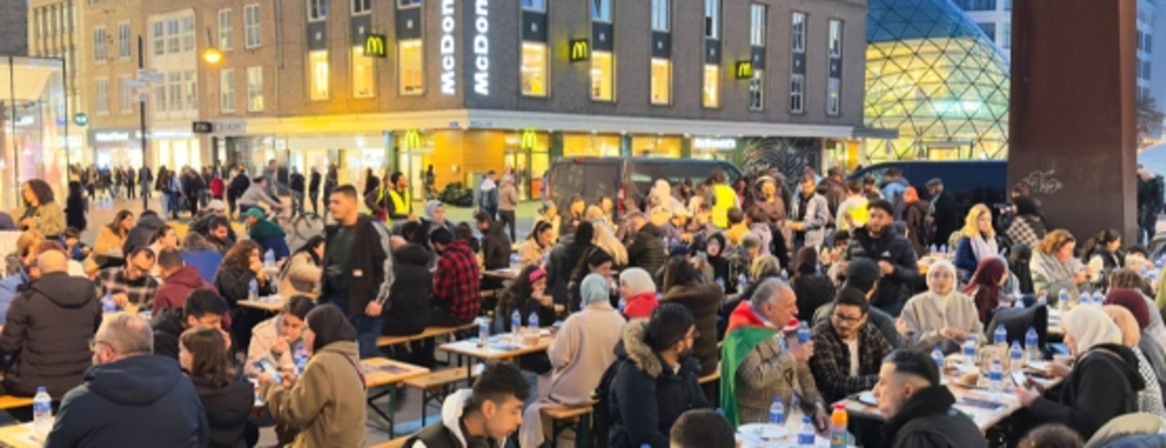 Hollanda’da Gazze ve Filistin’e destek amaçlı sokak iftarı düzenlendi