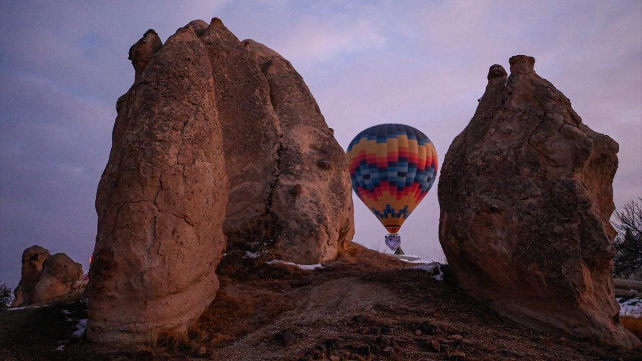 Balon udara pola keffiyeh sebagai bentuk protes atas aksi Genosida di Gaza diterbangkan di Cappadocia Turki.
