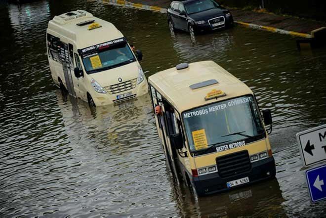 Yağmur İstanbul’u teslim aldı