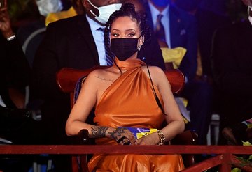 Rihanna, Ulusal Kahraman ilan edildi