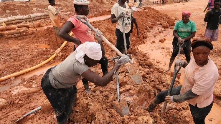 The difficult work of mine workers in Nigeria