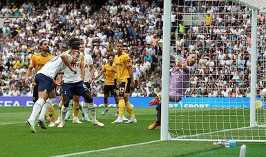 Harry Kane's 250th goal takes Tottenham Spurs to top of Premier League with 1-0 win over Wolves