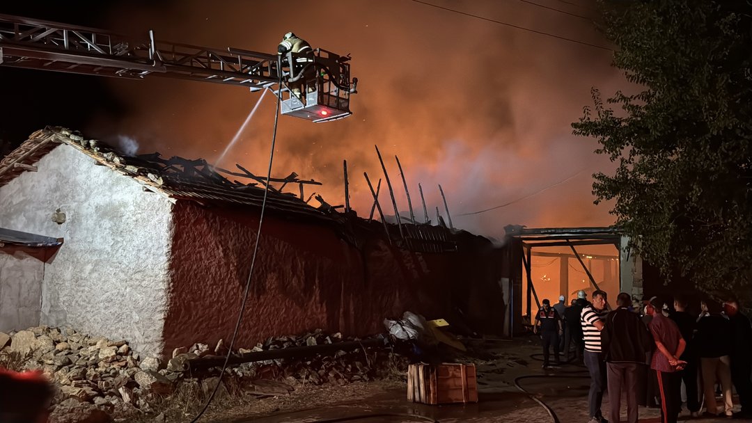 KÜTAHYA’DA KÖY YANGINI