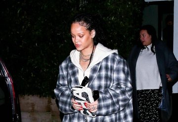 Rihanna Oversize Nina Ricci Mont ve Fenty Arkası Açık Ayakkabılarla