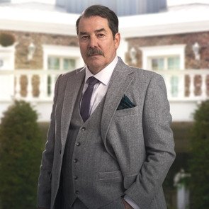 Fikret Kuşkan – Kimdir