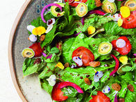 Kuzukulaklı ve Çilekli Yaz Salatası