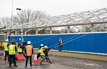 İngilteredeCovid19alarmıYenihastanelerkuruluyor