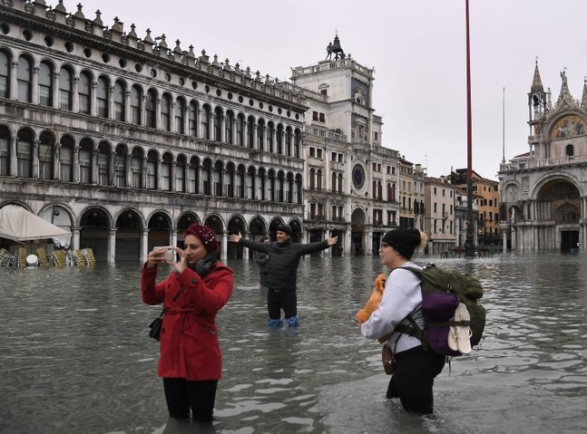 Snow, cold, storms and floods hit Italy