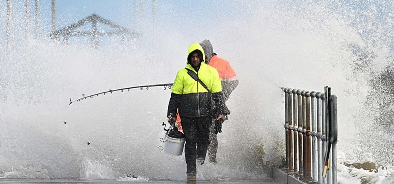 Severe weather leaves thousands without electricity in Australia