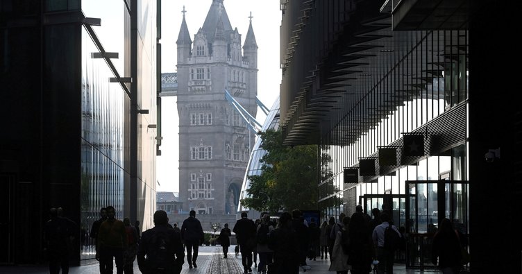 İngiltere’de hizmet sektörü kasımda daralmaya devam etti