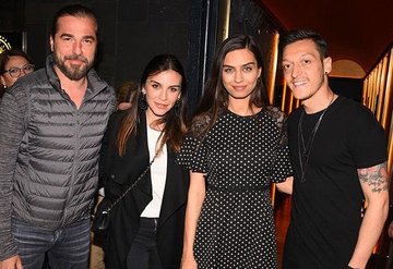 Engin Altan Düzyatandan Mesut Özile tarihi hediye