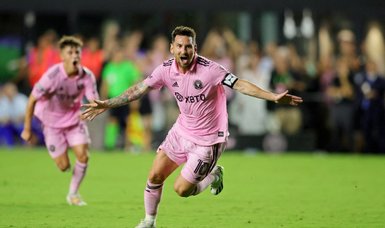 Lionel Messi nets free-kick winner in Inter Miami debut
