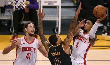 Lakers win third straight, edge Rockets in final seconds