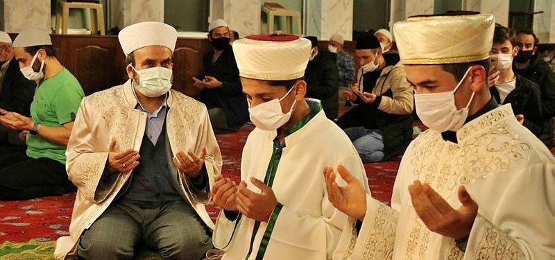 Turkish Muslims observe holy night of Laylat al-Qadr