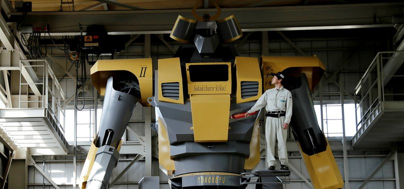 JAPANESE ENGINEER BUILDS GIANT ROBOT
