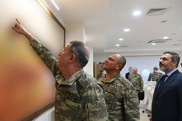 Komutanlar sınır bölgesinde