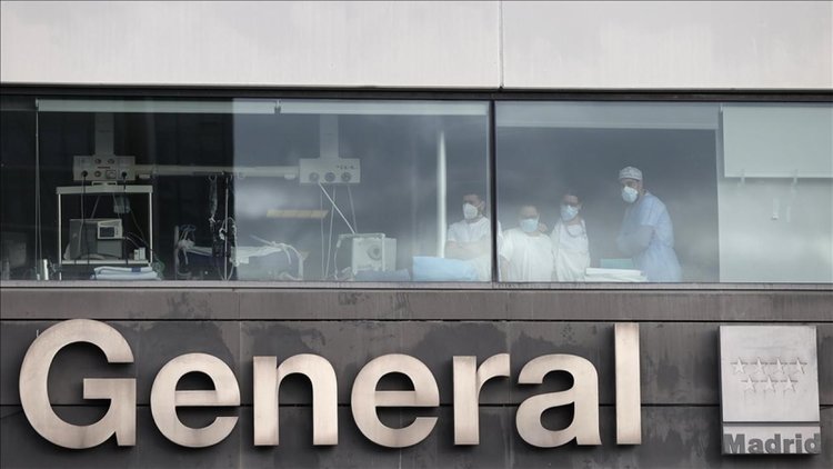 İspanya’da yaklaşık 800 bin kişi ameliyat için sıra bekliyor
