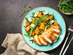 Izgara Tavuklu Bal Kabaklı Salata