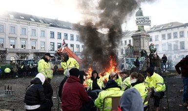 Protesting farmers clash with police in front of EU Parliament