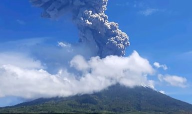 Thousands flee as activity in Indonesian volcanoes increases