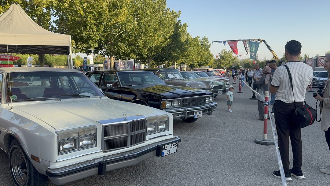 KLASİK OTOMOBİL TUTKUNLARI 3. KEZ KONYA’DA BULUŞTU