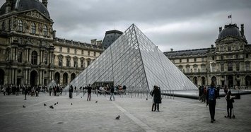 Louvre museum in Paris closes over coronavirus fears
