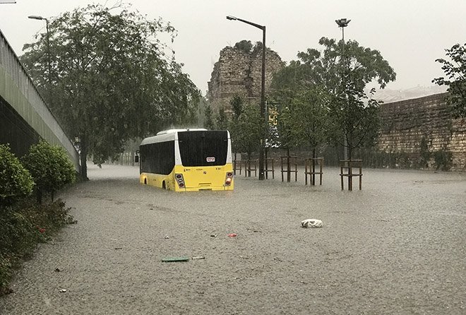 Yağmur İstanbul’u teslim aldı