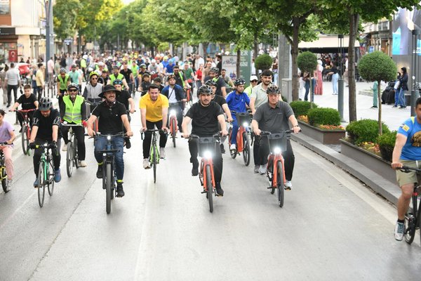 avrupa-bisiklet-baskenti-konyada-ayni-anda-binlerce-bisikletsever-pedal-cevirdi-1780646104809.jpg