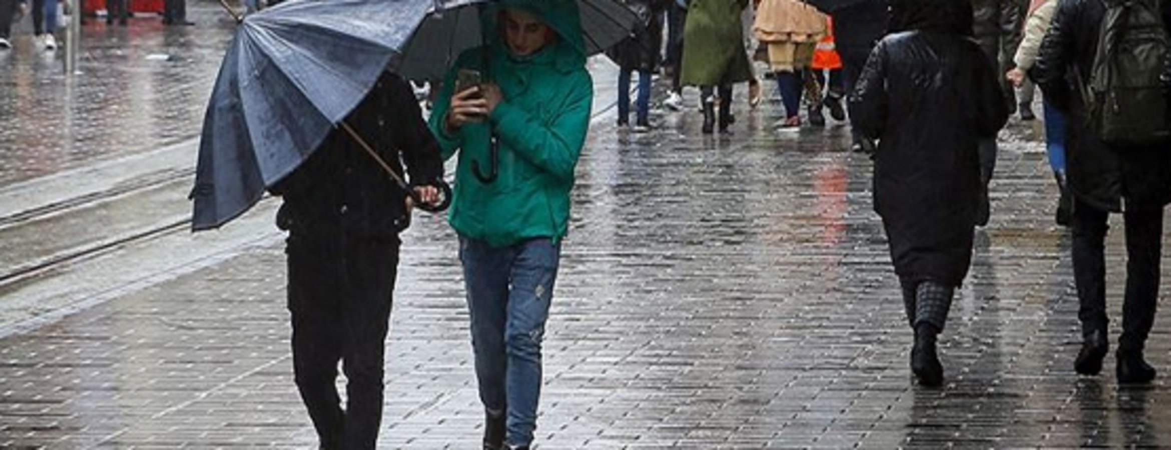 İstanbul’da yağışlı havanın da etkisiyle trafik yoğunluğu yaşanıyor