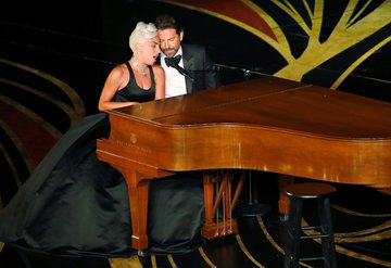 Lady Gaga ve Bradley Cooper Oscarda sahne aldı