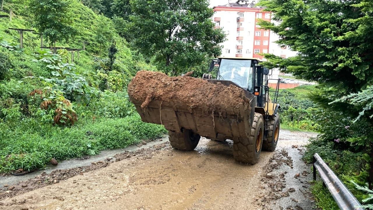 Heavy rainfall in Rizes Çayeli leads to evacuations and road closures