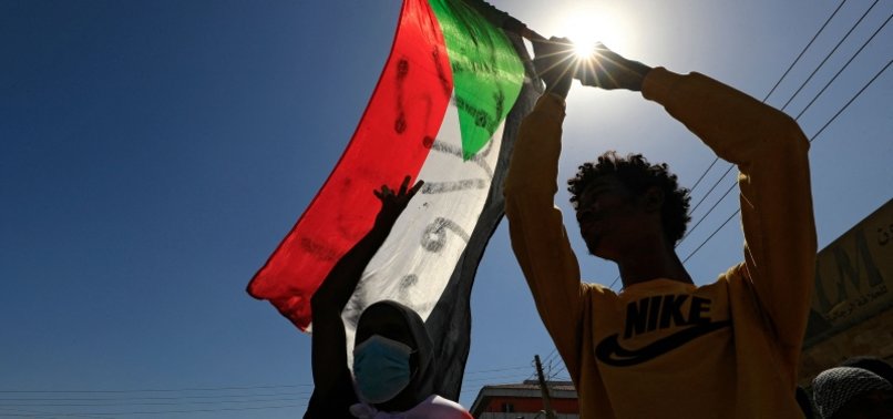 SUDAN SECURITY FORCES FIRE TEAR GAS ON PROTESTERS