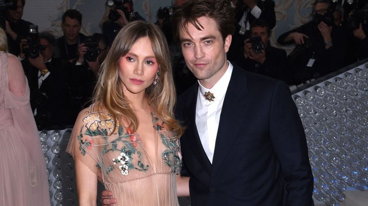 Suki Waterhouse Bebek Bekliyor