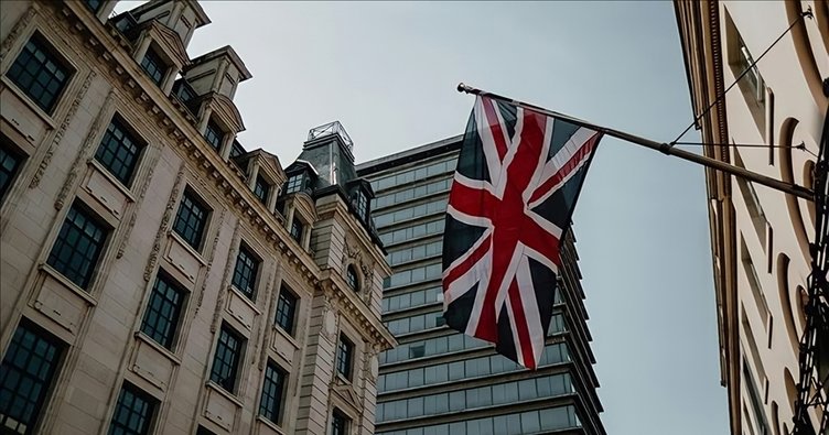 İngiltere’de işe alımlar geriledi, başlangıç maaşları arttı