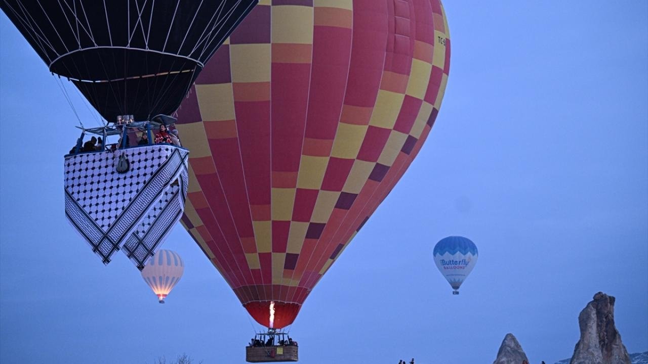 Balon udara pola keffiyeh sebagai bentuk protes atas aksi Genosida di Gaza diterbangkan di Cappadocia Turki. (anews)