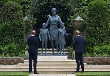 Prenses Diananın Heykeli 60. Doğum Gününde Açıldı