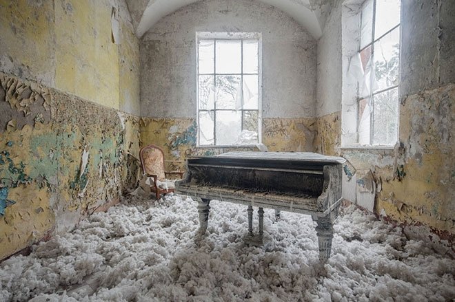 Almanya’da terkedilmiş bir hastanede bir piyano.