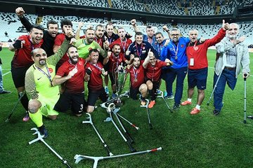 Değnekleriyle ve yürekleriyle oynadılar