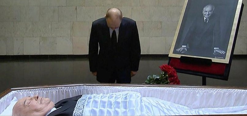 RUSSIA TO BURY GORBACHEV, DARLING OF THE WEST, WITH A SHRUG