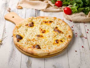 Dört Peynirli Pizza