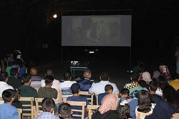 Tuz mağarasında sinema keyfi