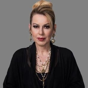 İpek Tuzcuoğlu  – Kimdir
